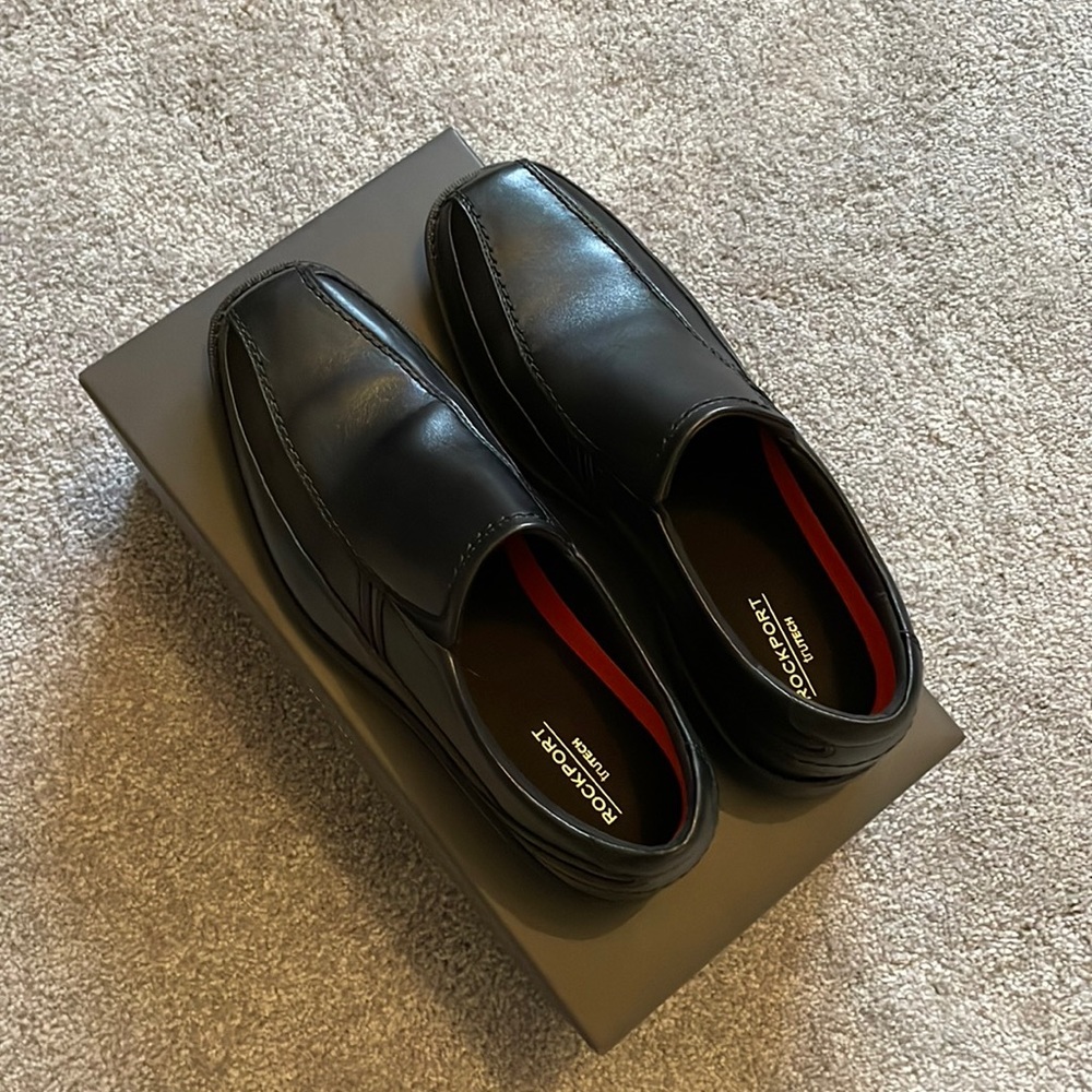 EUC Men’s Rockport slip-on dress shoes.
